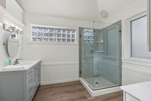 Douche, sèche-cheveux, serviettes fournies, shampoing