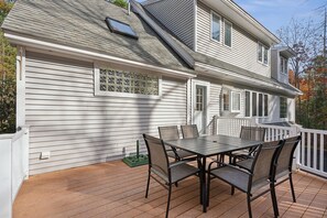 Outdoor dining - Walk to Dock Square! Firepit, Ping Pong, & Games! (Kennebunk)