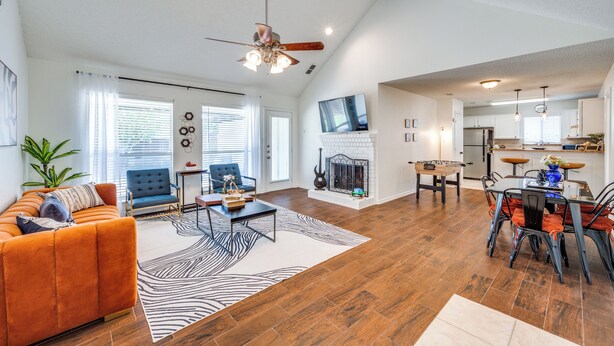 A spacious living room with a fireplace, a dining area, and a kitchen. - Modern & Spacious 3BD/2BA Luxury in Central Frisco (Frisco)