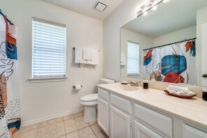 Hair dryer, towels, soap, shampoo - Modern & Spacious 3BD/2BA Luxury in Central Frisco (Frisco)