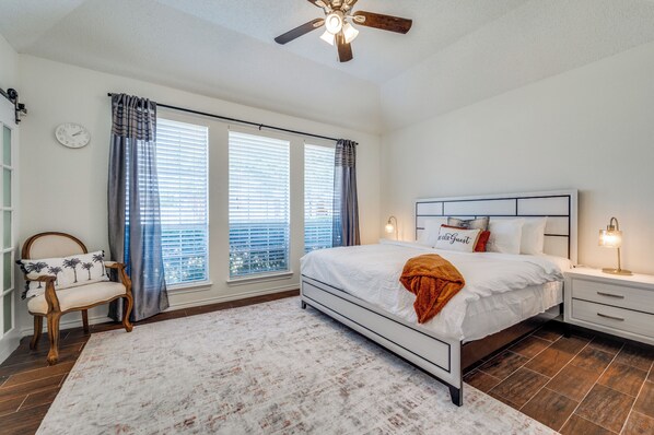 3 makuuhuonetta, työpöytä, silitysrauta/-lauta, ilmainen Wi-Fi