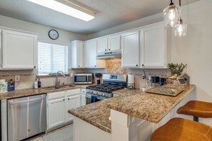 Fridge, microwave, oven, stovetop - Modern & Spacious 3BD/2BA Luxury in Central Frisco (Frisco)