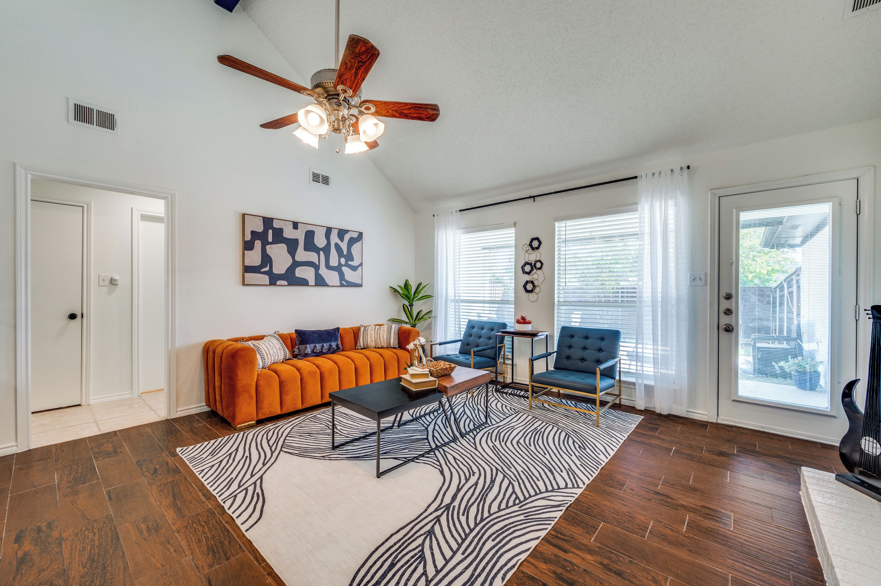 Modern & Spacious 3bd/2ba Luxury In Central Frisco - Frisco, TX