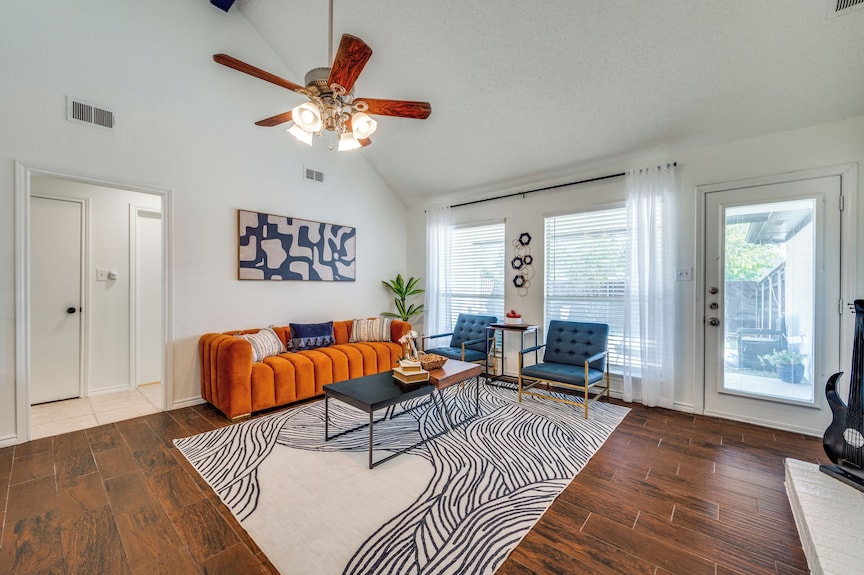 Modern & Spacious 3bd/2ba Luxury In Central Frisco - Frisco, TX