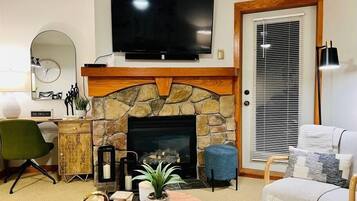 Televisión y chimenea