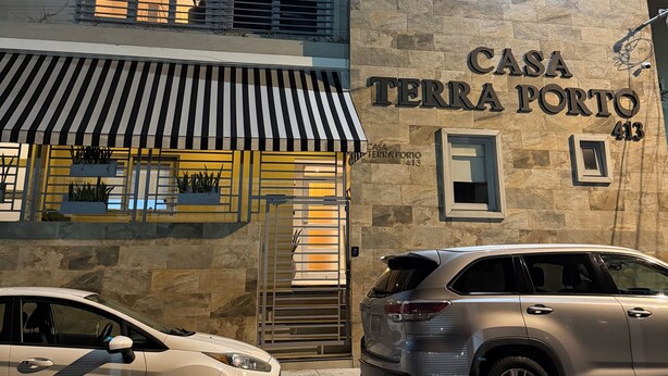 Un edificio con un cartel que dice 'CASA TERRA PORTO 413'.