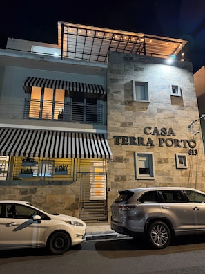 Un bâtiment sur lequel on peut lire l’inscription suivante : « CASA TERRA PORTO 413 ».