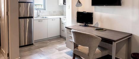 Refrigerador, microondas, parrilla de estufa y cafetera y tetera