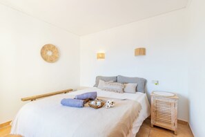 3 chambres, fer et planche à repasser, Wi-Fi, draps fournis
