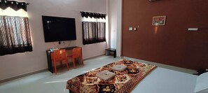 Habitación de lujo | Ropa de cama de alta calidad, caja fuerte, escritorio