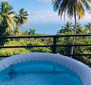 Outdoor spa tub - Villa between sea and mountain with beautiful places, live the adventure and romance. (Monte Rojo)