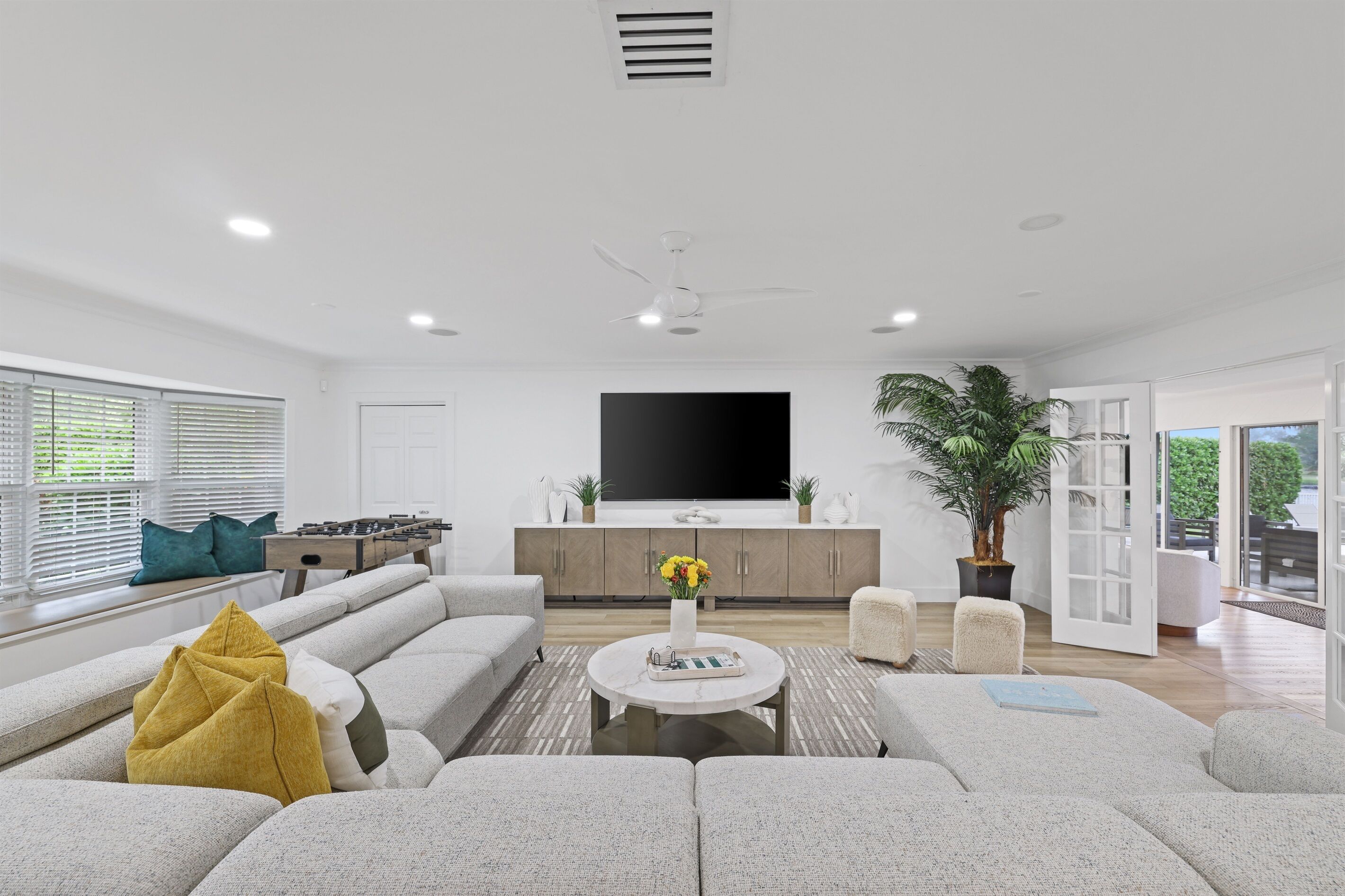 Smart TV y futbolito 