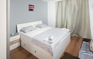 2 dormitoris, planxa i posts de planxar i un bressol de viatge 