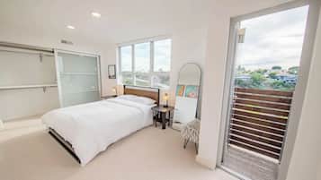 3 habitaciones, escritorio y tabla de planchar con plancha