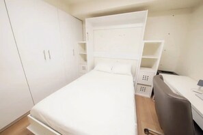 A bedroom with a bed, a desk, and a chair. - Hillside Oasis with Jacuzzi, Ocean Views, BBQ, Treetop Master, EV Charger (San Diego)
