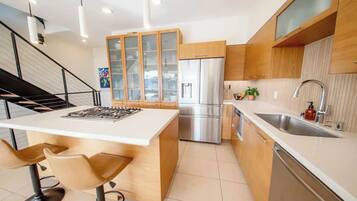 Refrigerador, microondas, horno y parrilla de estufa