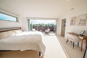 3 bedrooms, desk, iron/ironing board, travel cot - Modern Hillside Oasis with Jacuzzi, Ocean Views, BBQ, EV Charger, Treetop Master (San Diego)