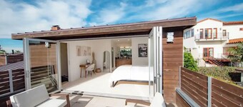Modern Hillside Oasis with Jacuzzi, Ocean Views, BBQ, EV Charger, Treetop Master
