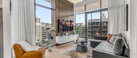 Smart-tv, boeken en een stereo