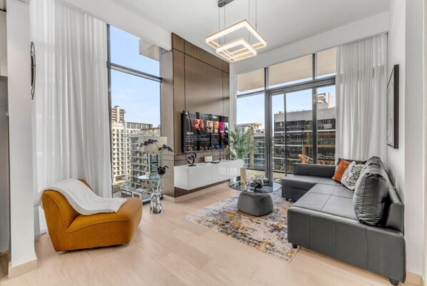 Smart TV, books, stereo