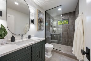 Shower, hair dryer, towels, soap - Buckhead Black House Spacious 5 Bedroom Mansion with Heated Pool - Lenox Atlanta (Atlanta)