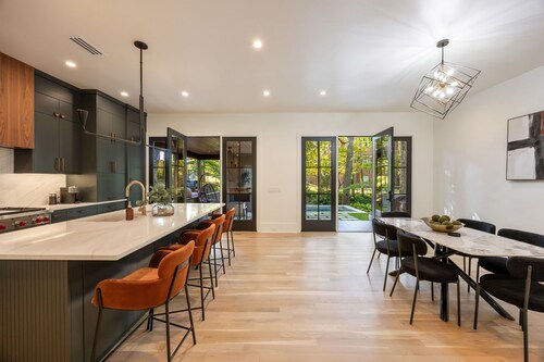 Buckhead Black House Spacious 5 Bedroom Mansion with Heated Pool - Lenox Atlanta