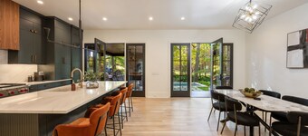 Buckhead Black House Spacious 5 Bedroom Mansion with Heated Pool - Lenox Atlanta