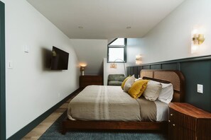 2 chambres, bureau, fer et planche à repasser, lit de bébé portatif