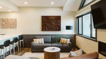 TV connectée, cheminée, chaßne hi-fi