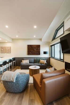 Smart TV, fireplace, stereo