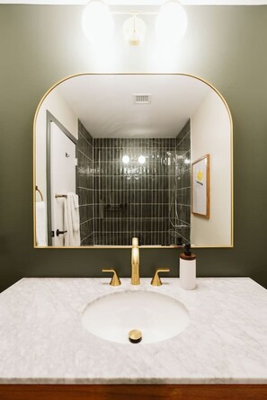 Séchoir à cheveux, serviettes fournies