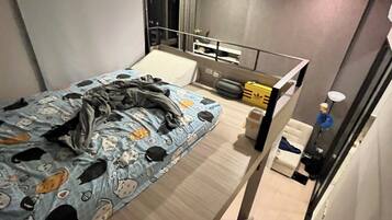 3 habitaciones y tabla de planchar con plancha