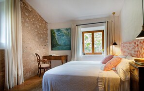 Tabla de planchar con plancha, wifi gratis, ropa de cama