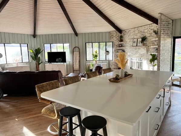 Dining - Charming 3-bedroom house with WiFi, AC in serene Kanab (Kanab)