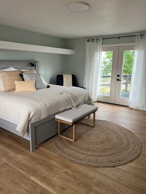 3 habitaciones, tabla de planchar con plancha y cuna de viaje