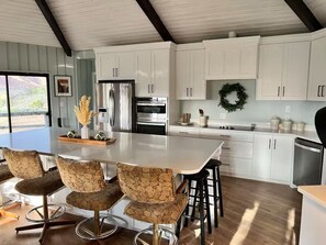 Microwave, oven, stovetop, dishwasher - Charming 3-bedroom house with WiFi, AC in serene Kanab (Kanab)