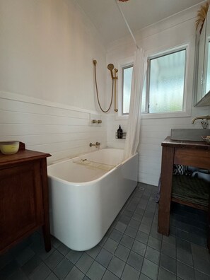 Haartrockner, Handtücher, Seife, Toilettenpapier