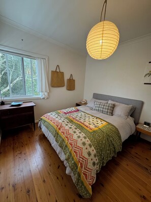 2 bedrooms, iron/ironing board, travel cot, WiFi - Manaia - A little bach near the beach (Moruya Heads)