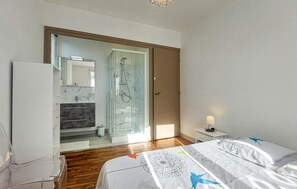 4 bedrooms, iron/ironing board, travel crib, free WiFi