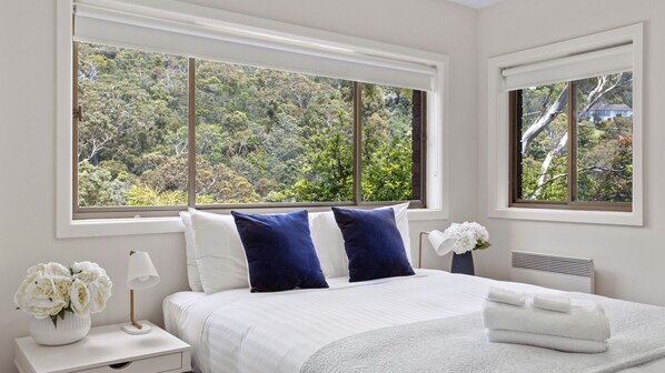 2 bedrooms, travel cot, free WiFi, bed sheets