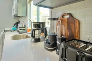 Køleskab, mikrobølgeovn, ovn, kogeplade