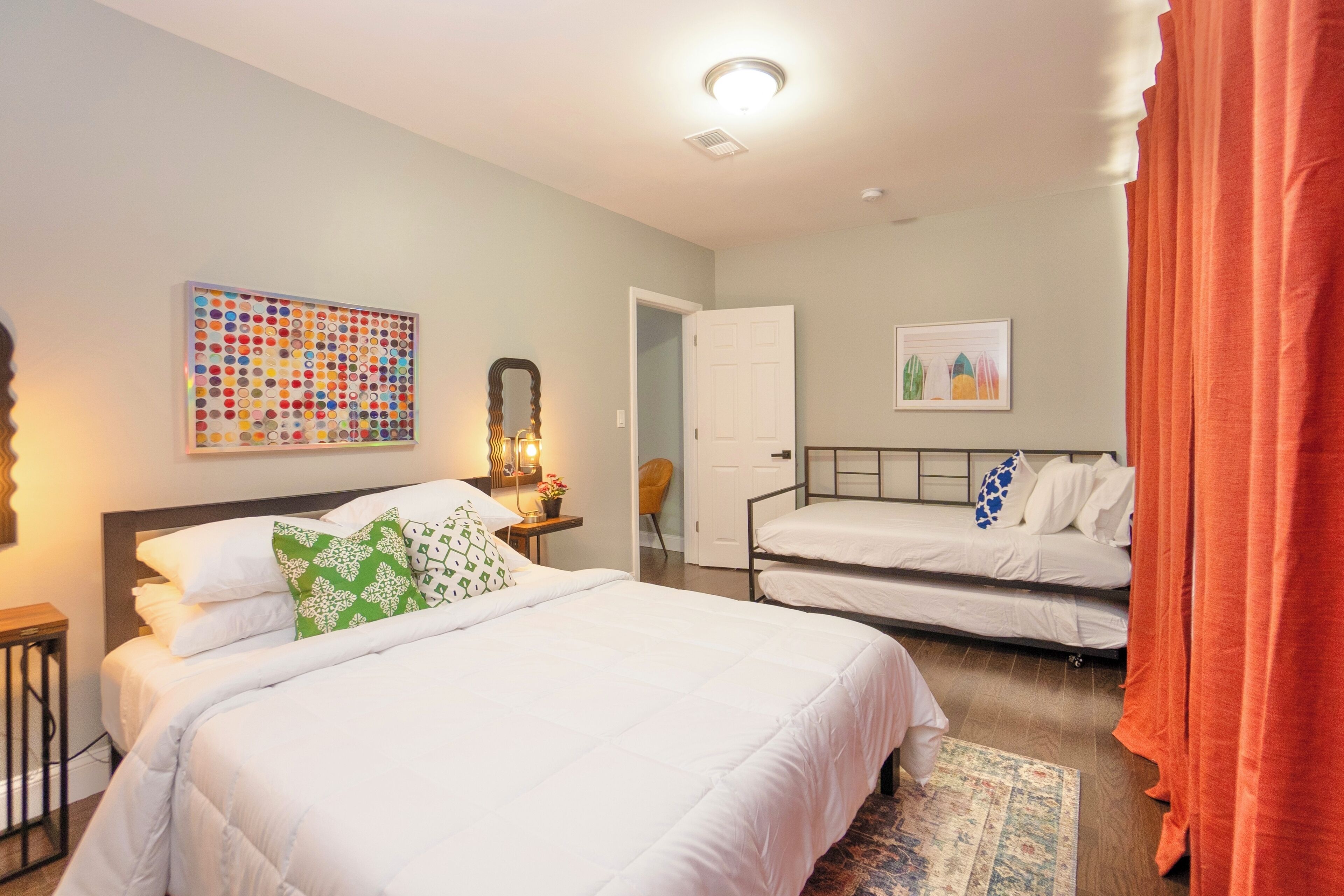 6 bedrooms, travel crib, WiFi