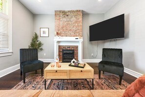 Smart TV, fireplace - *Regal Bricks* Oversized Deck | Views | Fire Pit | Private Garage (Pittsburgh)