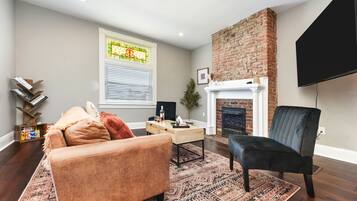 Een smart-tv en een open haard