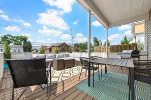 Outdoor dining - *Regal Bricks* Oversized Deck | Views | Fire Pit | Private Garage (Pittsburgh)