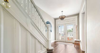 *Regal Bricks* Oversized Deck | Views | Fire Pit | Private Garage