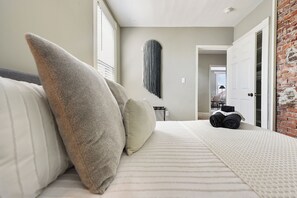 4 عدّة غرف نوم ومكتب ومكواة/لوح كي وسرير سفر