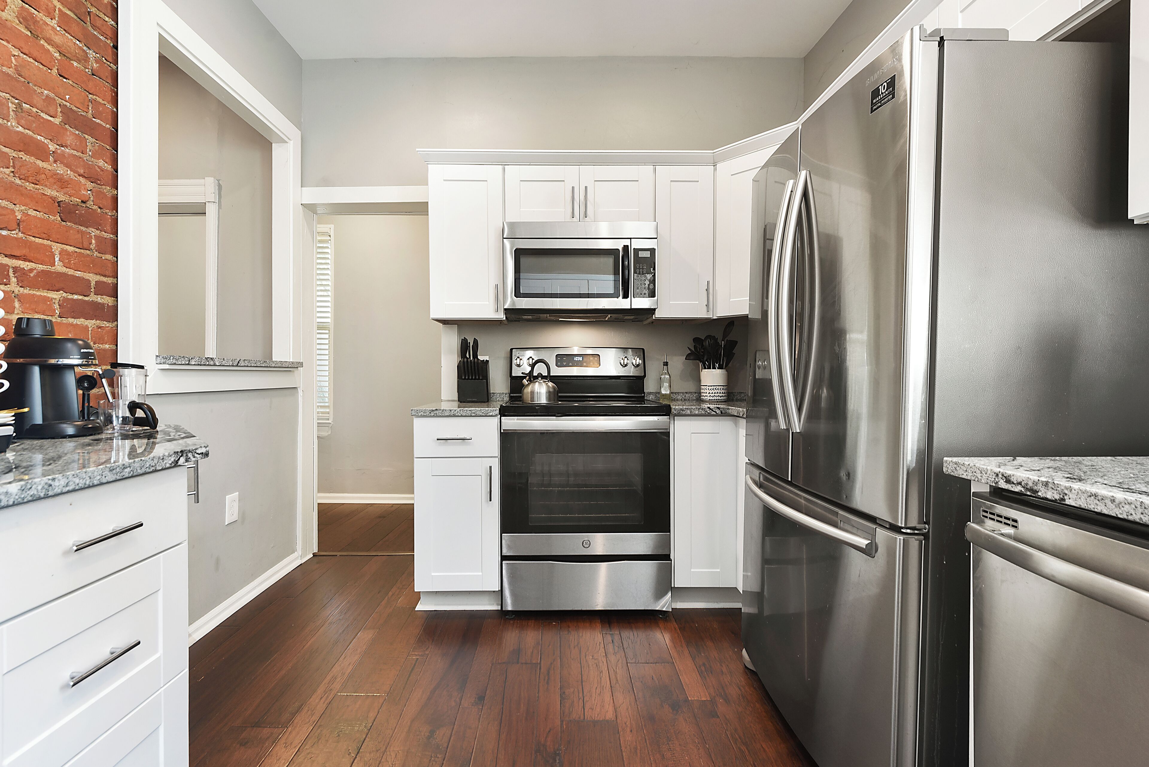 Geladeira, micro-ondas, fogão, cooktop