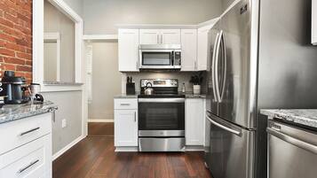 Een koelkast, een magnetron, een oven, een kookplaat