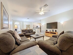 Een televisie en boeken